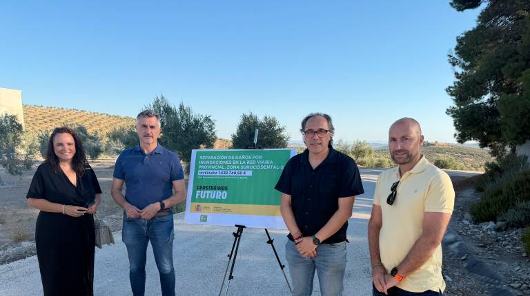 <i>José Luis Agea junto a Javier Chica y Francisca Peinado en las actuaciones en la vía agraria entre Arjona y Torredelcampo. / Diputación de Jaén.</i>