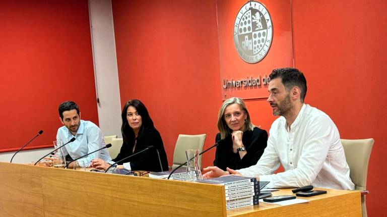 <i>La iniciativa arranca con la presentación del libro “Comunicades de impacto”, de los alumni Rubén Mancera y Juan Parodi. / UJA.</i>