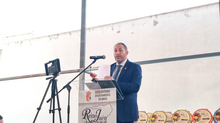 <i>Juan Matías Reyes Mendoza, alcalde de Ibros, durante su intervención en los premios Reino de Jaén “La Loma-Las Villas”. / Agustín Muñoz / Diario JAÉN.</i>