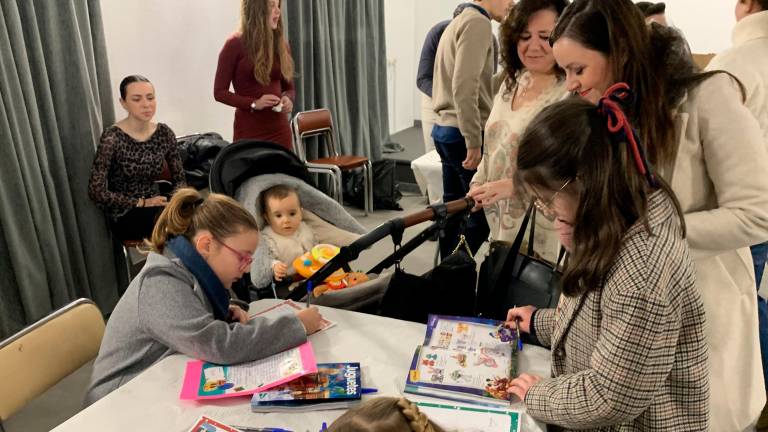 La parroquia de Cristo Rey recibe la visita de un paje de los Reyes Magos