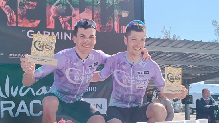 José Manuel Garrido y José Ramon Molina posan con su trofeo de líderes.