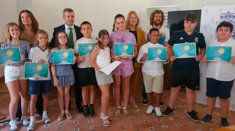 <i>Foto de familia de los autores de los diez cuentos finalistas y las autoridades. / Ayuntamiento de Jaén.</i>