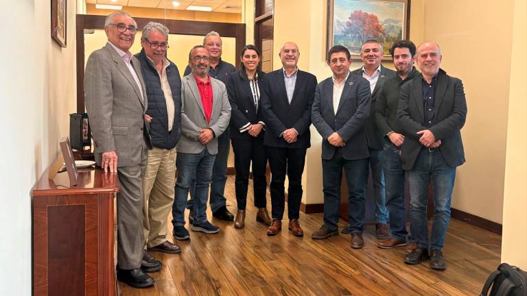 Reyes se reúne con los ministros de Presidencia y Turismo de Bolivia