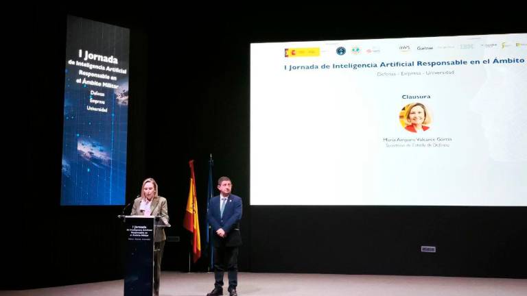 La secretaria de Estado de Defensa, María Amparo Valcarce, y el presidente de la Diputación de Jaén, Francisco Reyes. / Francisco J. Marín / Diario JAÉN.