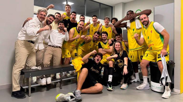<i>Los jugadores del Jaén Paraíso Interior celebran la primera victoria en Segunda FEB. / Jaén Paraíso Interior. </i>