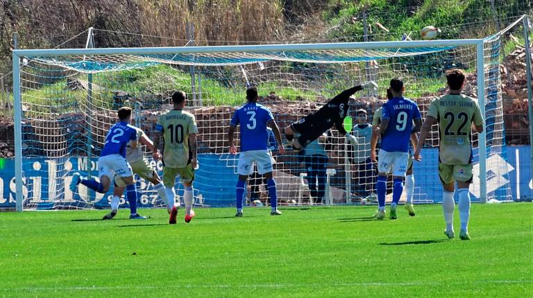 <i>Una acción del duelo entre el Linares Deportivo y el Recreativo de Huelva de la pasada temporada. / Antonio del Arco.</i>