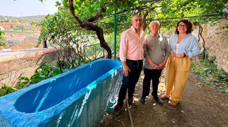 <i>El alcalde de Martos, Emilio Torres, y la concejala de Cultura, Elena Molina, visitan la vivienda Antonio Gómez, quien ha donado la pieza. / Ayuntamiento de Martos.</i>