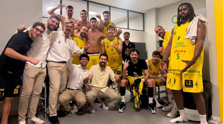 <i>Los jugadores del Jaén Paraíso Interior FS celebran el triunfo con el cuadro técnico. / Jaén FS.</i>