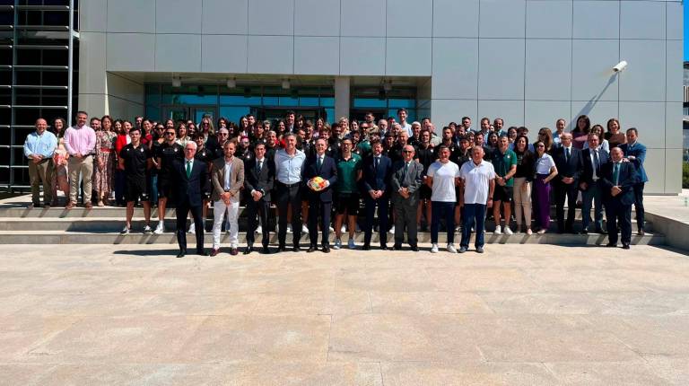 <i>Foto de familia de los responsables de Caja Rural con plantilla, cuadro técnico, jugadores y dirigentes del Real Jaén.</i>