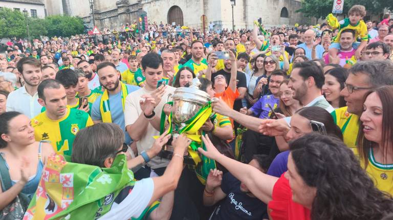 <i>La afición del Jaén Paraíso Interior celebró por todo lo alto el segundo título de la temporada en la Diputación Provincial. / Agustín Muñoz / Diario JAÉN.</i>