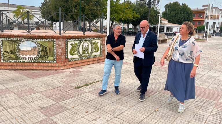 <i>Visita del subdelegado del Gobierno de España en Jaén, Manuel Fernández a Lopera. / Subdelegación del Gobierno en Jaén. </i>