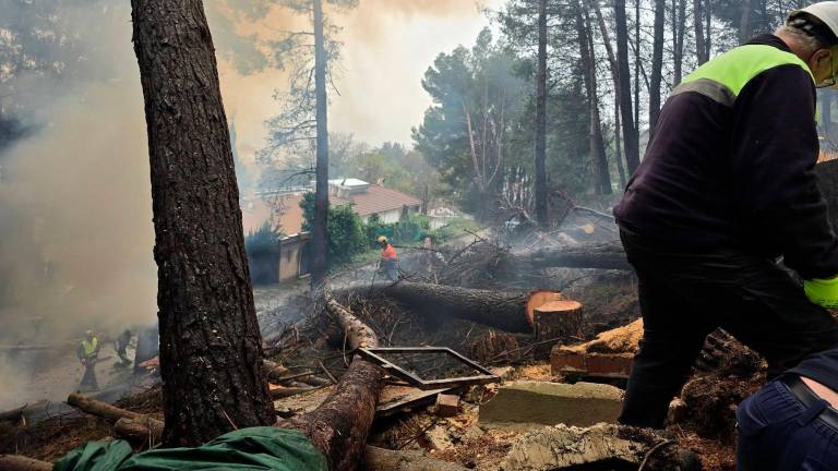 Arreglos a primera hora de la tarde para devolver el agua a los hogares. / Ayuntamiento de Jamilena.