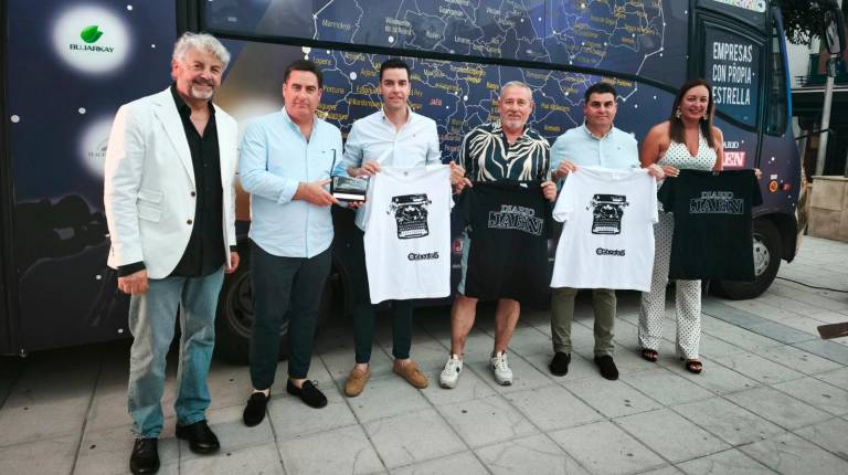 <i>Juan Espejo, Juan Antonio Martos, José Luis Martos, Diego Calle, Francisco Ramón Almagro y Ana María Gómez, con camisetas junto al autobús de “Empresas con propia Estrella”. / Agustín Muñoz / Diario JAÉN.</i>