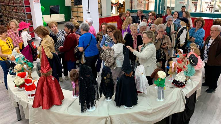 La Asociación de Mujeres Jaeneras disfruta del arte de Conchi Robles en la sede de Diario JAÉN