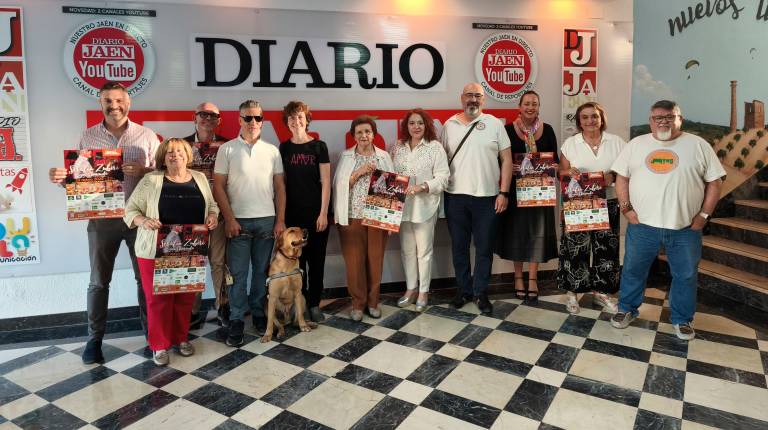 <i>Integrantes de Charanda y Pídeme la Luna, junto a Serafín Zubiri y Ana María Gómez posan con el cartel del XIV Festival del Bolero y Música Hispano-Americana. / Agustín Muñoz / Diario JAÉN.</i>