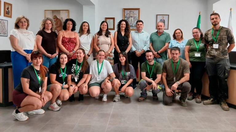 <i>Encuentro con jóvenes beneficiarios del plan Activa-T Joven. / Junta de Andalucía. </i>