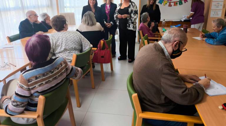 <i>La delegada territorial de Inclusión Social, Juventud, Familias e Igualdad, Ángela Hidalgo, en su presentación ante los ancianos residentes. / Delegación del Gobierno en Jaén.</i>