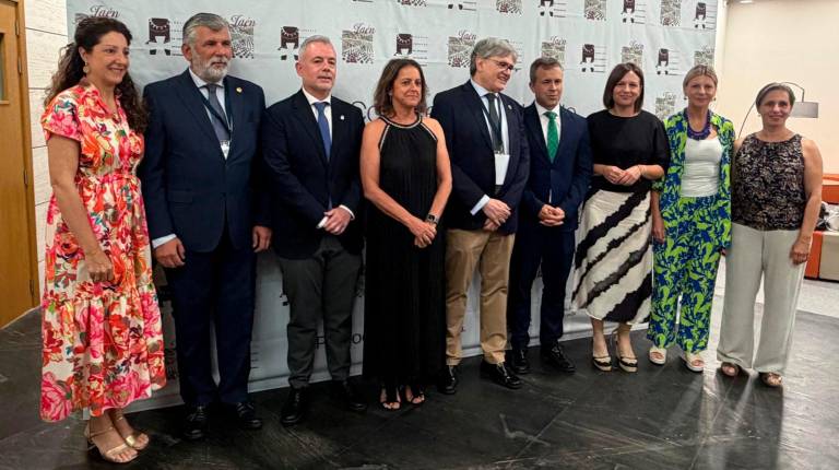 <i>Ana Mata, Santiago Sánchez-Apellániz, Nicolás José Navarro, Catalina García, Francisco Javier Chavernas, Julio Millán, Isabel Uceda, María Isabel Cano y Soledad Aranda, en la inauguración. / Ana Isabel Bravo / Diario JAÉN.</i>