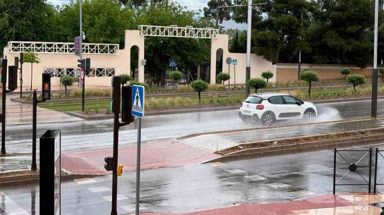 <i>Chaparrón en el polígono de Los Olivares. / F. J. Marín / Diario JAÉN.</i>