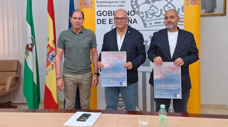 <i>Juan Mesa, Manuel Fernández y Vicente Ruiz tras la presentación del Curso de Verano sobre la desinformación. / Subdelegación del Gobierno.</i>