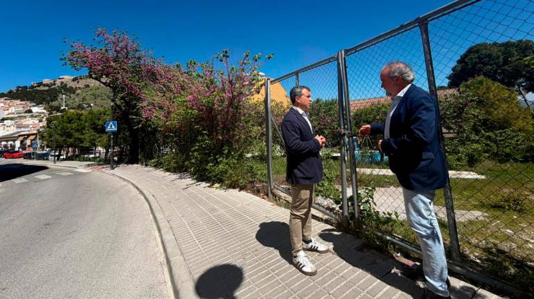 <i>Julio Millán y Francisco Lechuga en el solar de Doctor Azpitarte. / Ayuntamiento de Jaén.</i>