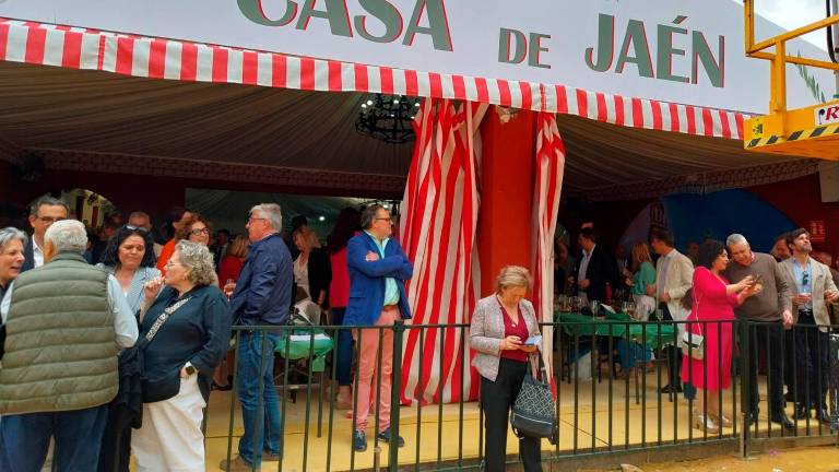 Vista general de la portada de la caseta de la Casa de Jaén en Sevilla de la Feria de Abril del año pasado, que se encontraba llena de gente.