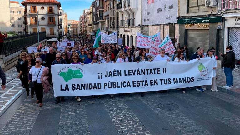 Manifestación en defensa de la sanidad pública, en las calles de Jaén. / Pablo Espinosa Luna / Diario JAÉN.