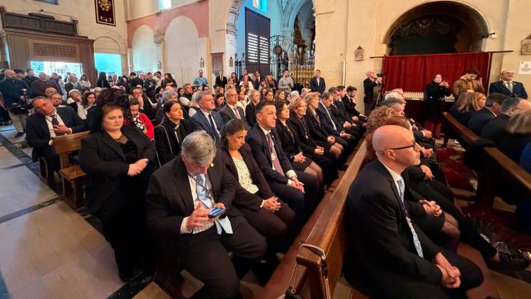 La capital se vuelca con El Abuelo en una emotiva ofrenda poética y floral previa a su esperada salida procesional