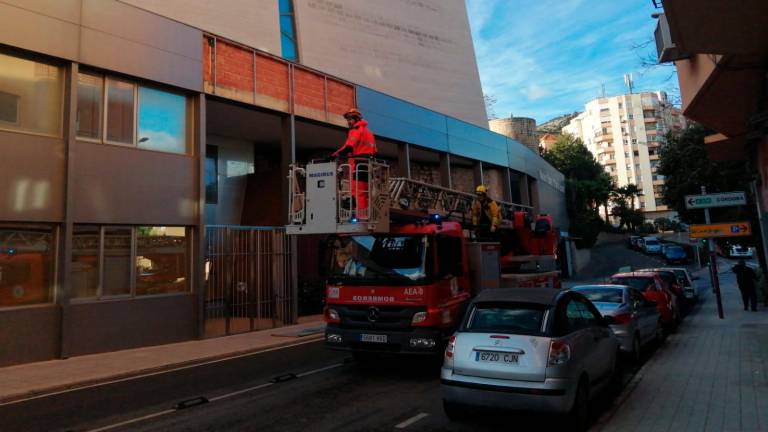 El viento arranca de cuajo dos placas de la fachada del Infanta Leonor