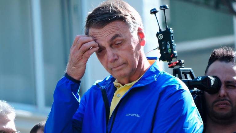 El expresidente de Brasil Bolsonaro continúa en cuidados intensivos pero mejora su función renal