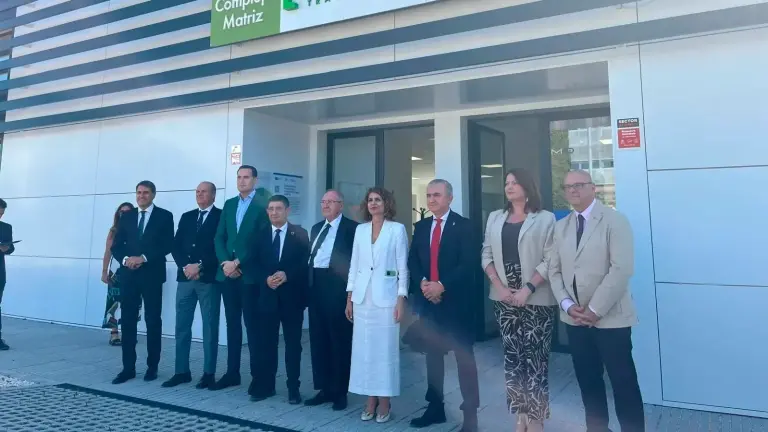 Francisco Reyes, junto a María Jesús Montero, en su visita la Incubadora del Alta Tecnología para la Transición Verde y Digital, IAT Matriz.