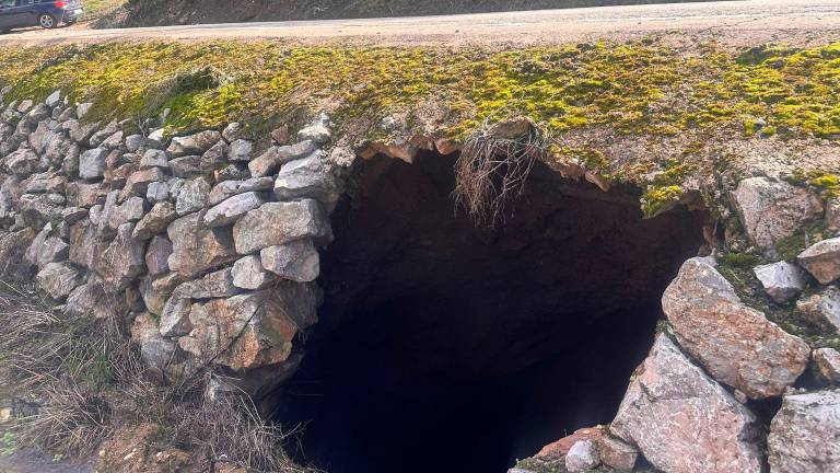 Socavón interno en la JA-4306, que une Castillo de Locubín y Ventas del Carrizal. / Ayuntamiento de Castillo de Locubín.