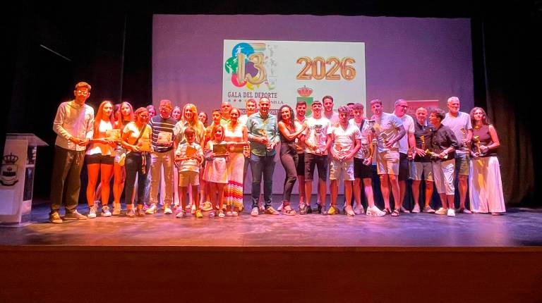 <i>Fotografía de familia de los premiados y las diferentes autoridades políticas durante la Gala del Deporte celebrada en el municipio de Arjonilla. </i>