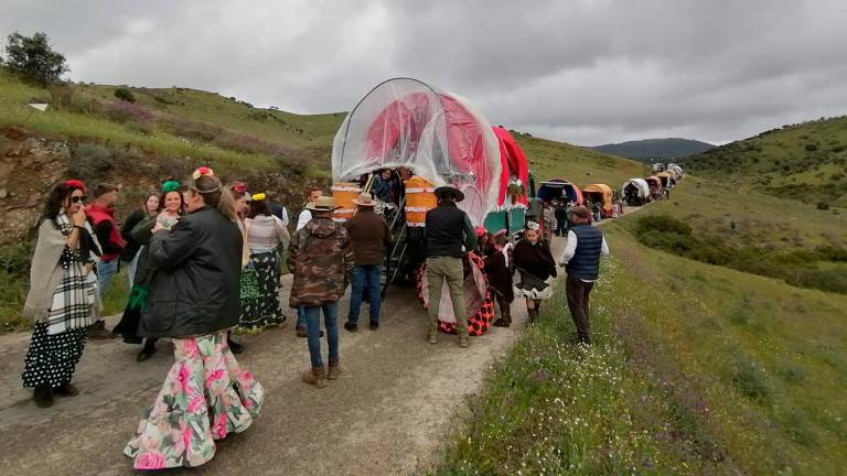 Una gran hilera de carretas ya asciende hasta el Lugar Nuevo