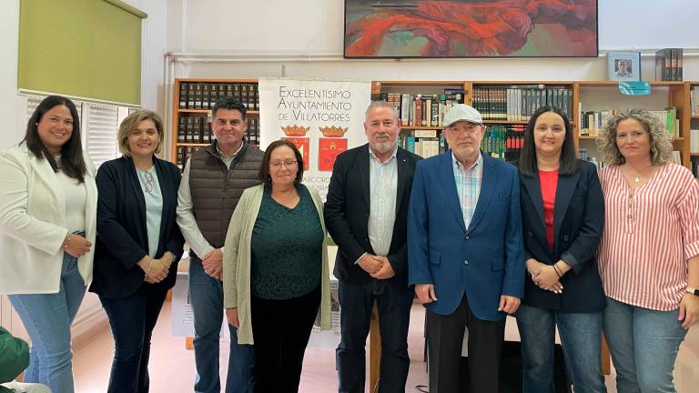 Arriba, equipo de Gobierno municipal del Ayuntamiento de Villatorres. / Ana Isabel Bravo / Diario JAÉN.
