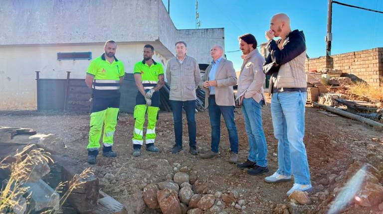 <i>José Luis Hidalgo y Joaquín Requena visitan los avances de las actuaciones. / Diputación de Jaén.</i>