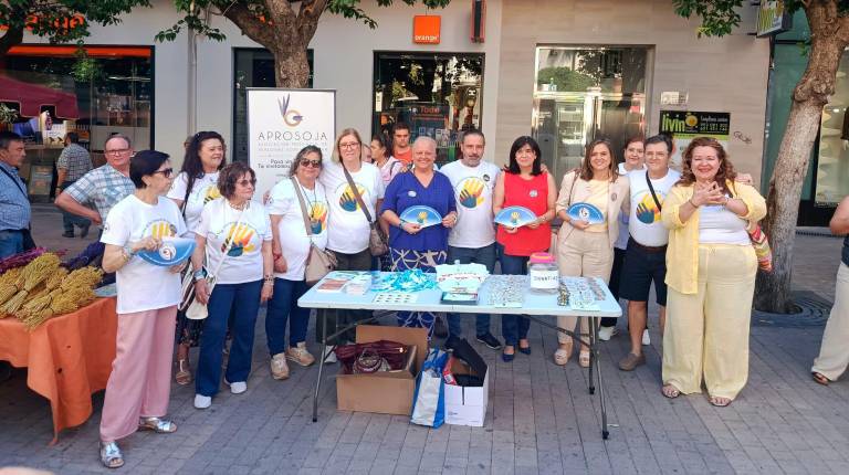 <i>Ángela Hidalgo, José Ramón Izquierdo, Francisca Medina y Ángeles Díaz junto con otros miembros de Aprosoja. / Adrián Claudio Bonache / Diario JAÉN.</i>