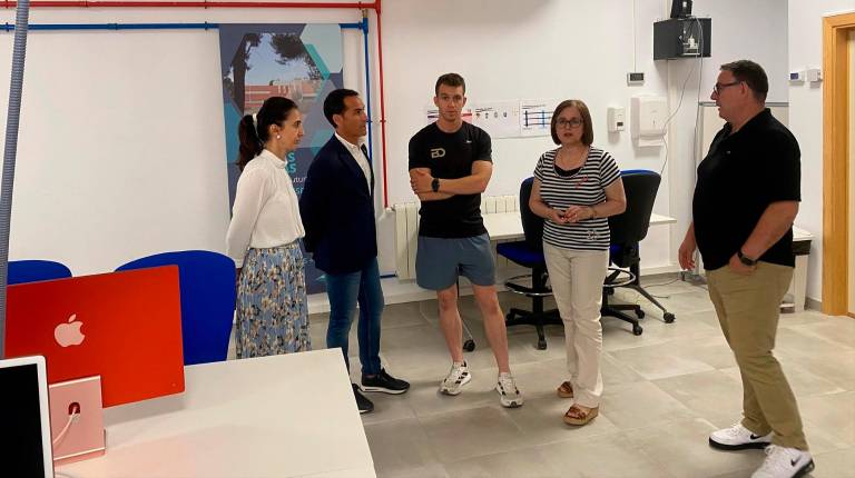 <i>Francisco José Solano visita el IES Sierra de Las Villas, de Villacarrillo. / Junta de Andalucía.</i>