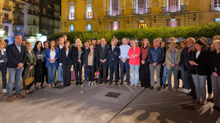 <i>Minuto de silencio a las puertas del Ayuntamiento de Jaén. / Juanjes García / Diario JAÉN.</i>