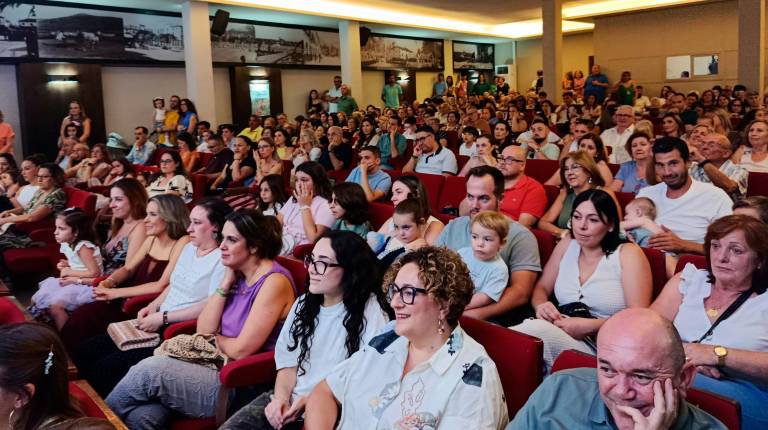 <i>Una sala a rebosar para escuchar el pregón de fiestas.</i>