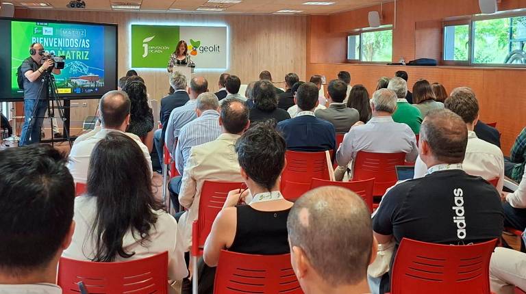 <i>La diputada de Fondos Europeos y Geolit, Lourdes Martínez, inaugura este evento. / Diputación de Jaén.</i>