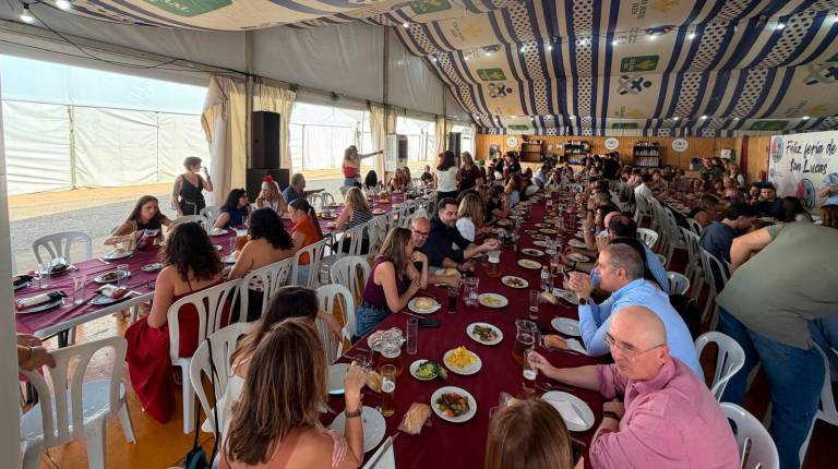 <i>Ambiente en una de las casetas de la Feria. / Francisco J. Marín / Diario JAÉN.</i>