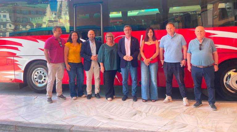 <i>La Junta renueva el transporte en autobús de la provincia con más horarios, mayor seguridad y ahorro para los ayuntamientos.</i>