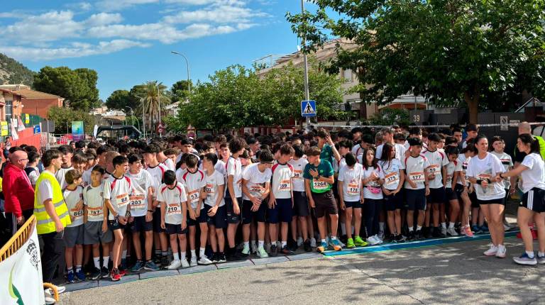 1.700 niños disfrutan de una espléndida mañana de atletismo en la Carrera Escolar La Gloria