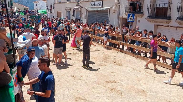 <i>Las carreras frente a los astados se sucedieron en un ambiente colmado por la convivencia, disfrutando de la bajada generalizada de los valores térmicos. Las risas con cada recorte fueron la banda sonora de una jornada espléndida. / Adrián CLaudio / Diario JAÉN.</i>