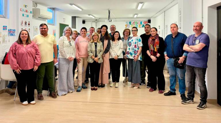 <i>Foto de familia de la visita de Ana Mata, la delegada del Gobierno por suplencia, a los quince estudiantes de gestión de llamadas de teleasistencia en Úbeda. / Junta de Andalucía.</i>
