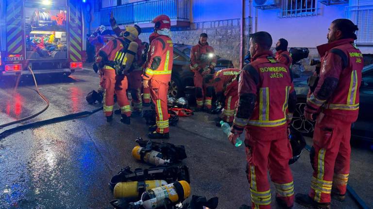 Un hombre, muy grave tras ser rescatado del incendio de un cuarto piso en La Glorieta