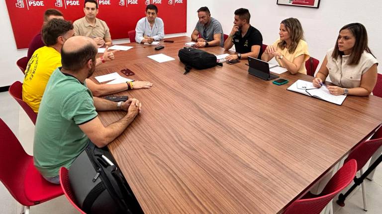 <i>Reunión mantenida por el Grupo Parlamentario con representantes de los sindicatos de este operativo. / PSOE.</i>