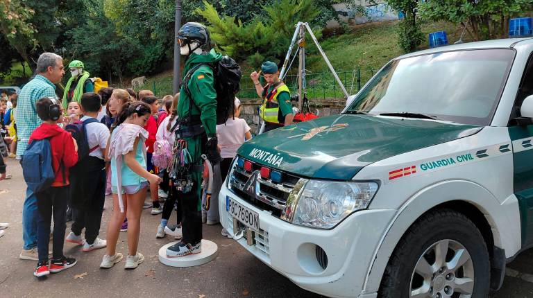 <i>Los escolares visitan la exposición en el Paseo de las Bicicletas. / Nazaret Gaitán / Diario JAÉN.</i>