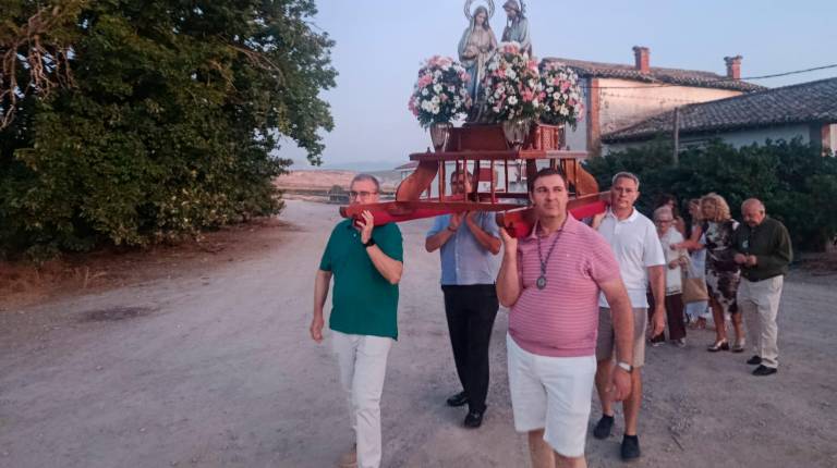 <i>Procesión de la Sagrada Familia en la Estación de Begíjar. / Adrian Claudio Bonache / Diario JAÉN.</i>